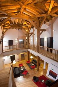 uma vista superior de uma sala de estar com tectos em madeira em Hotel Dolarea em Beasain