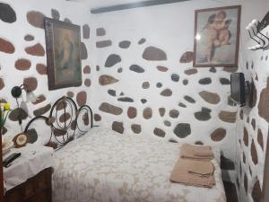 A bed or beds in a room at Casa Canaria Tejeda