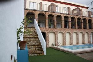 uma escada que leva a um edifício com piscina em Casa Rural Sidonia em Medina-Sidonia