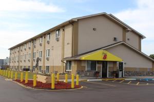 ワイオミングにあるSuper 8 Grand Rapids City Centerの駐車場の黄柱の建物 +3枚の写真