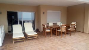 サンミゲル・デ・アボナにあるMarina Golf Apartmentsのダイニングルーム(テーブル、椅子付)