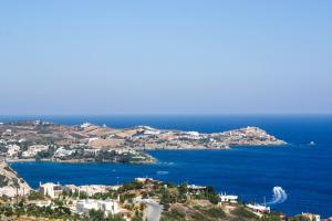 uma vista para uma ilha no oceano em Spiros-Soula Family Hotel & Apartments em Agia Pelagia