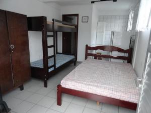 a bedroom with two bunk beds and a bed at Casa Balneário Camboriú in Balneário Camboriú