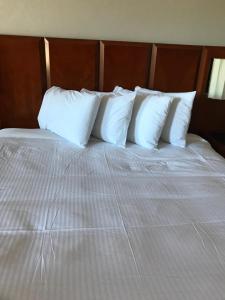 Rúm í herbergi á Extend-a-Suites Phoenix