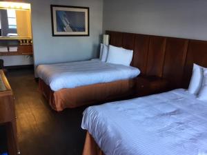 Rúm í herbergi á Extend-a-Suites Phoenix
