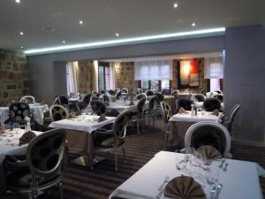 ห้องอาหารหรือที่รับประทานอาหารของ Hôtel Restaurant Le Régal