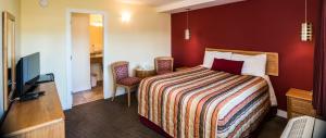 Кровать или кровати в номере Sahara Courtyard Inn Penticton