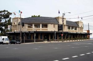 ein altes Gebäude an der Ecke einer Straße in der Unterkunft Southern Cross Hotel in Sydney