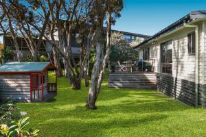 a yard with a house and a tree at Bonnie Blairgowrie in Blairgowrie