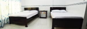 Postel nebo postele na pokoji v ubytování Phuong Hue Hotel + 1 fotografie