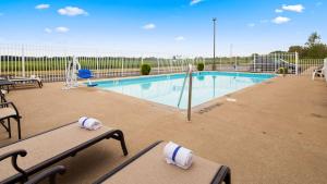 una piscina con mesas y bancos en un complejo en Best Western Executive Inn- Mount Gilead, en Pulaskiville