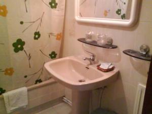 A bathroom at Hotel Solpor Még 37 kép