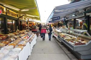 een groep mensen die door een markt lopen bij Sweet Home Vienna Garden in Wenen