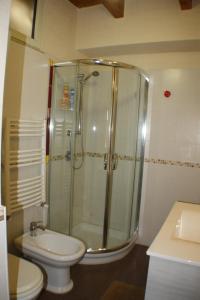 La salle de bains est pourvue d'une douche et de toilettes. dans l'établissement Casa-B&B Bouganville Attico 85 mq, à Barletta