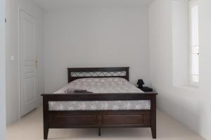 łóżko z drewnianą ramą w sypialni w obiekcie The Little Prince in Plaka w Atenach