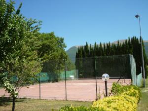 a tennis court with a fence and a tennis court at Tadinum Romana in Gualdo Tadino