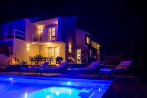 Bazén v ubytovaní Villa Elysium - beautiful family house with heated pool alebo v jeho blízkosti