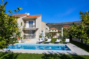 Bazén v ubytovaní Villa Elysium - beautiful family house with heated pool alebo v jeho blízkosti