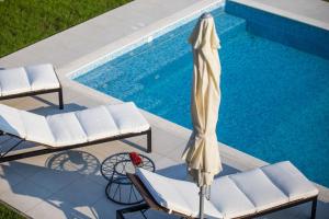 Bazén v ubytovaní Villa Elysium - beautiful family house with heated pool alebo v jeho blízkosti