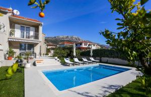 Bazén v ubytovaní Villa Elysium - beautiful family house with heated pool alebo v jeho blízkosti