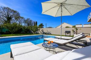 Bazén v ubytovaní Villa Elysium - beautiful family house with heated pool alebo v jeho blízkosti