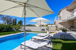 Bazén v ubytovaní Villa Elysium - beautiful family house with heated pool alebo v jeho blízkosti