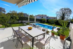Bazén v ubytovaní Villa Elysium - beautiful family house with heated pool alebo v jeho blízkosti