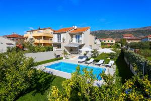 Bazén v ubytovaní Villa Elysium - beautiful family house with heated pool alebo v jeho blízkosti