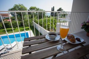 Výhled na bazén z ubytování Villa Elysium - beautiful family house with heated pool nebo okolí