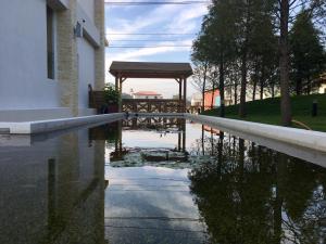 a reflection of a gazebo in a pool of water at Xianel Vacation Chateau in Dahu