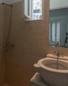 ein Bad mit einem Waschbecken und einer Dusche in der Unterkunft The Little Prince in Plaka in Athen