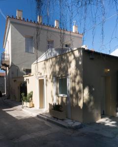 Ein weißes Haus mit einem Schatten auf der Seite in der Unterkunft The Little Prince in Plaka in Athen