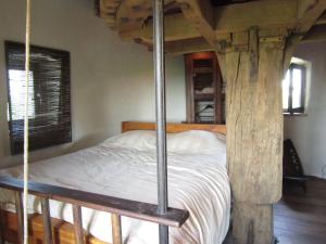 a bedroom with a bed in a tree house at home in the Flemish Ardennes between the meadows in Sint-Kornelis-Horebeke