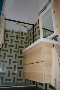 y baño con ducha, lavabo y espejo. en El Taller del Abuelo, en Córdoba