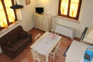 A television and/or entertainment centre at AgriResort Spa Glamping Poggio Di Montedoro