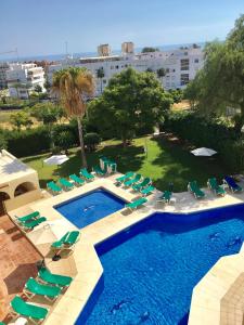uma vista sobre uma piscina com espreguiçadeiras e um resort em Club Playa Flores em Torremolinos