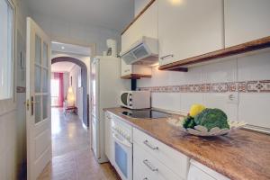una cocina con un bol de frutas y verduras en una barra en Apartamento El Faro Leisure Port, en Estepona