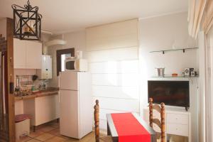セビリアにあるCentro Magnífico Apartamentoのキッチン(白い冷蔵庫、電子レンジ付)