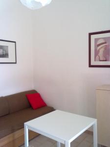 a living room with a couch and a white table at Residenze Sa Murta Marina in Monte Nai
