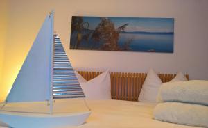 um veleiro em cima de uma cama num quarto em Ferienwohnung Markt 7 em Mücheln