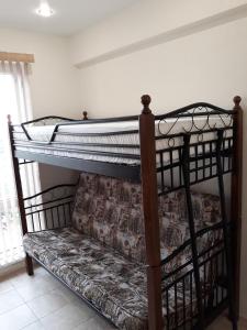 Łóżko lub łóżka piętrowe w pokoju w obiekcie Студия с видом на море на Волжской 34