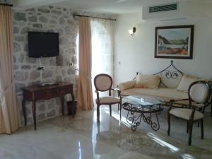 Μια τηλεόραση ή/και κέντρο ψυχαγωγίας στο Palace Jelena Rooms