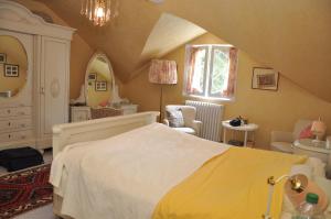 una camera da letto con un letto grande in una stanza di Château de La Villette ad Ardentes Altre 14 foto
