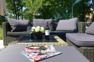 Villa Kontesici 14 في Zelena Laguna: طاولة مع زجاجة من النبيذ والزهور عليها