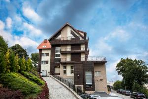 een hoog gebouw met een dak erop bij Hotel Srebrna Góra in Srebrna Góra