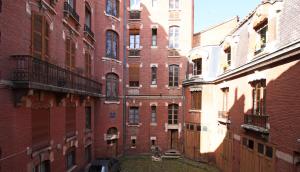 une allée vide dans un vieux bâtiment en briques dans l'établissement T4 du Languedoc, à Toulouse