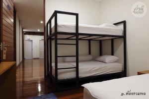 ein Zimmer mit zwei Etagenbetten in einem Zimmer in der Unterkunft Comeneetee Uthai in Ban Khok Mo
