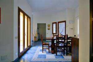 a kitchen and dining room with a table and chairs at Ville Del Rei Sole in Monte Nai