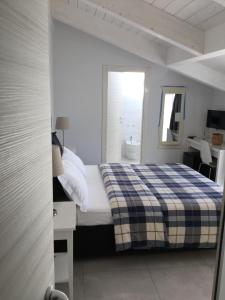 a bedroom with a bed and a desk and a sink at La casa di Lelè in Termoli