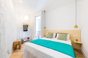 A bed or beds in a room at Be Mate Gran Vía Suites